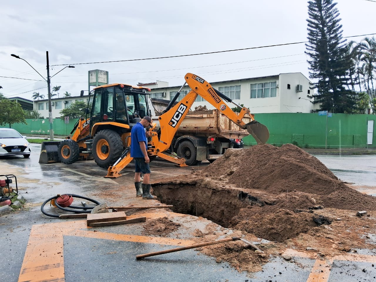 Samae realiza conserto de rompimento de rede água tratada 160mm na rua Ver. Oscar Krieger bairro Jardim Maluche