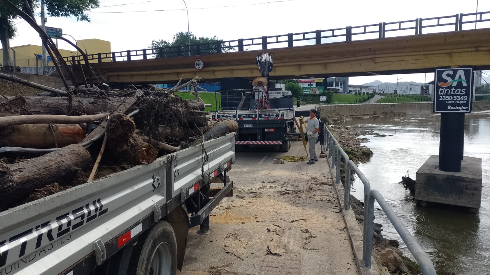 Secretaria de Obras realiza limpeza de pilastras de pontes no município