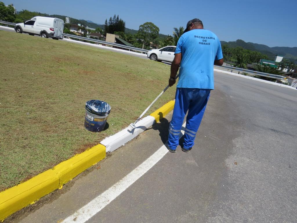 Serviços de sinalização dão nova cara a trechos de Brusque