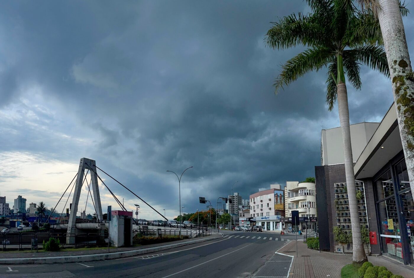 Frente fria do Rio Grande do Sul pode trazer temporais para Brusque