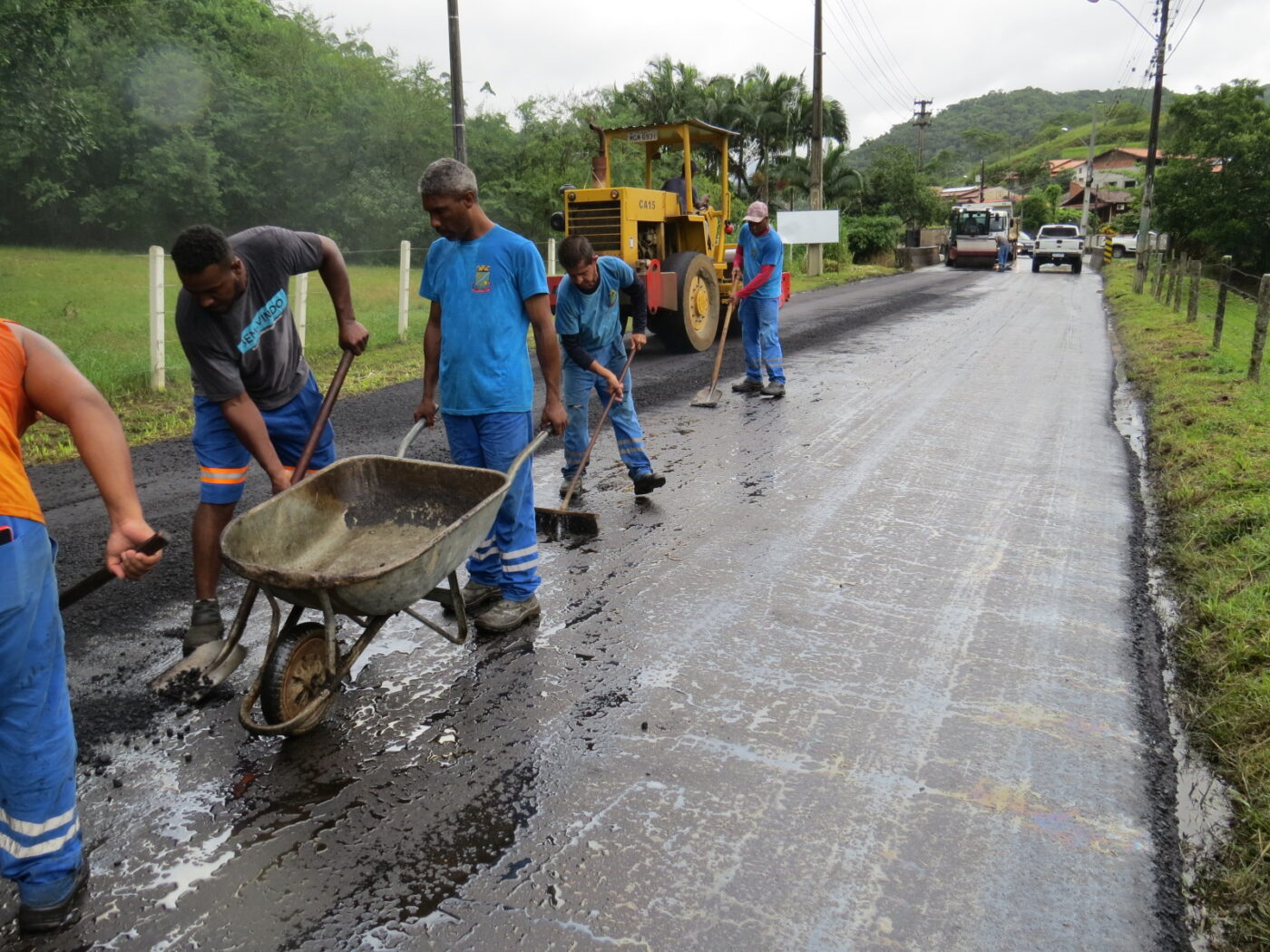 Trecho de importante via no bairro Dom Joaquim recebe recapeamento asfáltico