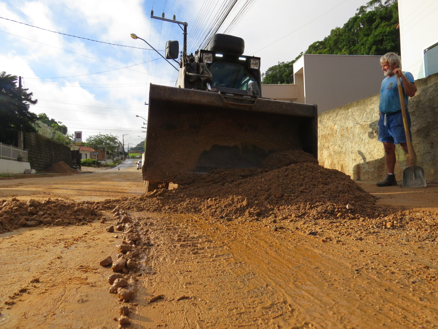 Rua João XXIII recebe limpeza após fortes chuvas