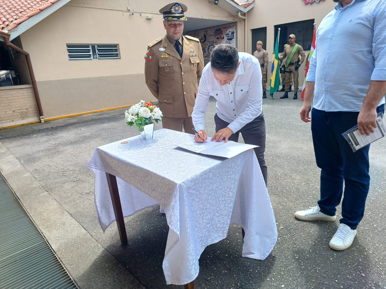 Samae entrega as chaves de um carro zero quilômetro à Polícia Militar