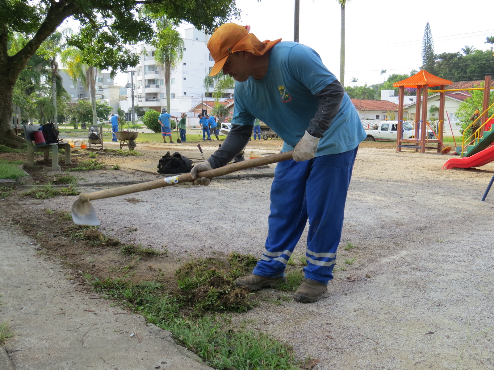 Praça no Jardim Maluche recebe mutirão de limpeza