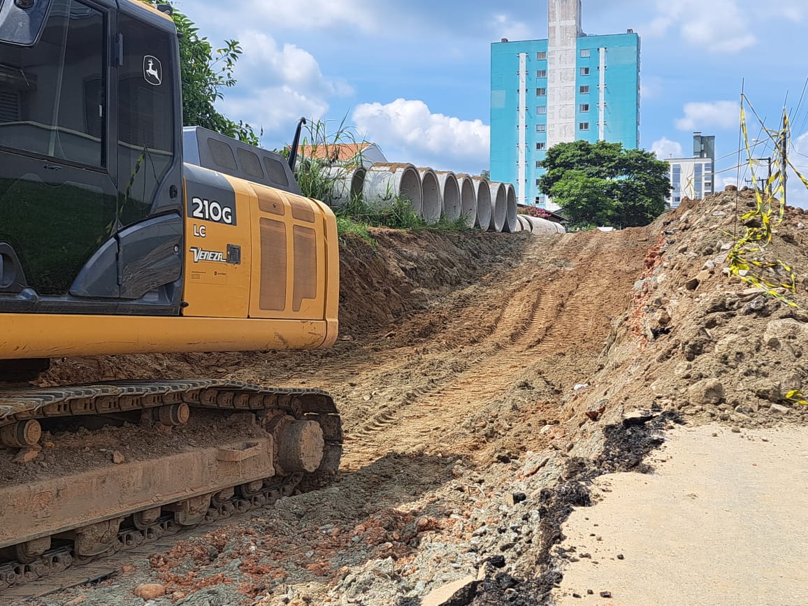 Obras na bacia Victor Meirelles prosseguem com escavação na rua Pomerode