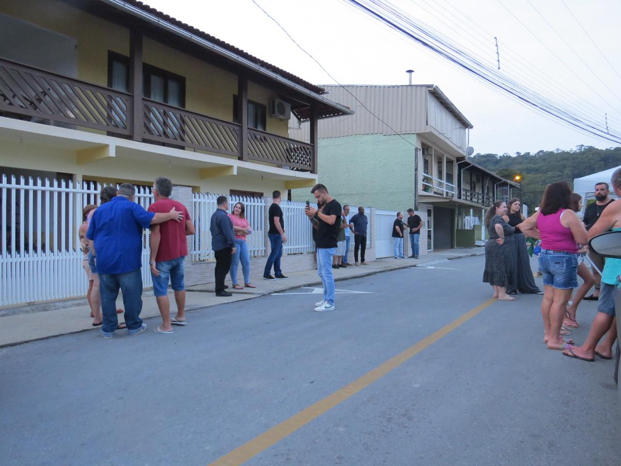 Águas Claras: pavimentação comunitária na rua João Batista Debatin é inaugurada