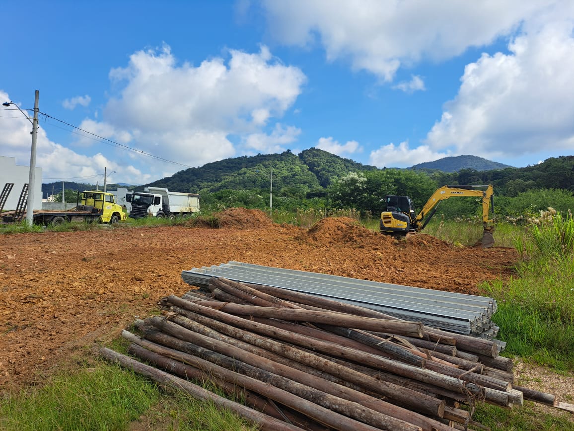 Obras da nova creche do Limeira começam com limpeza do terreno