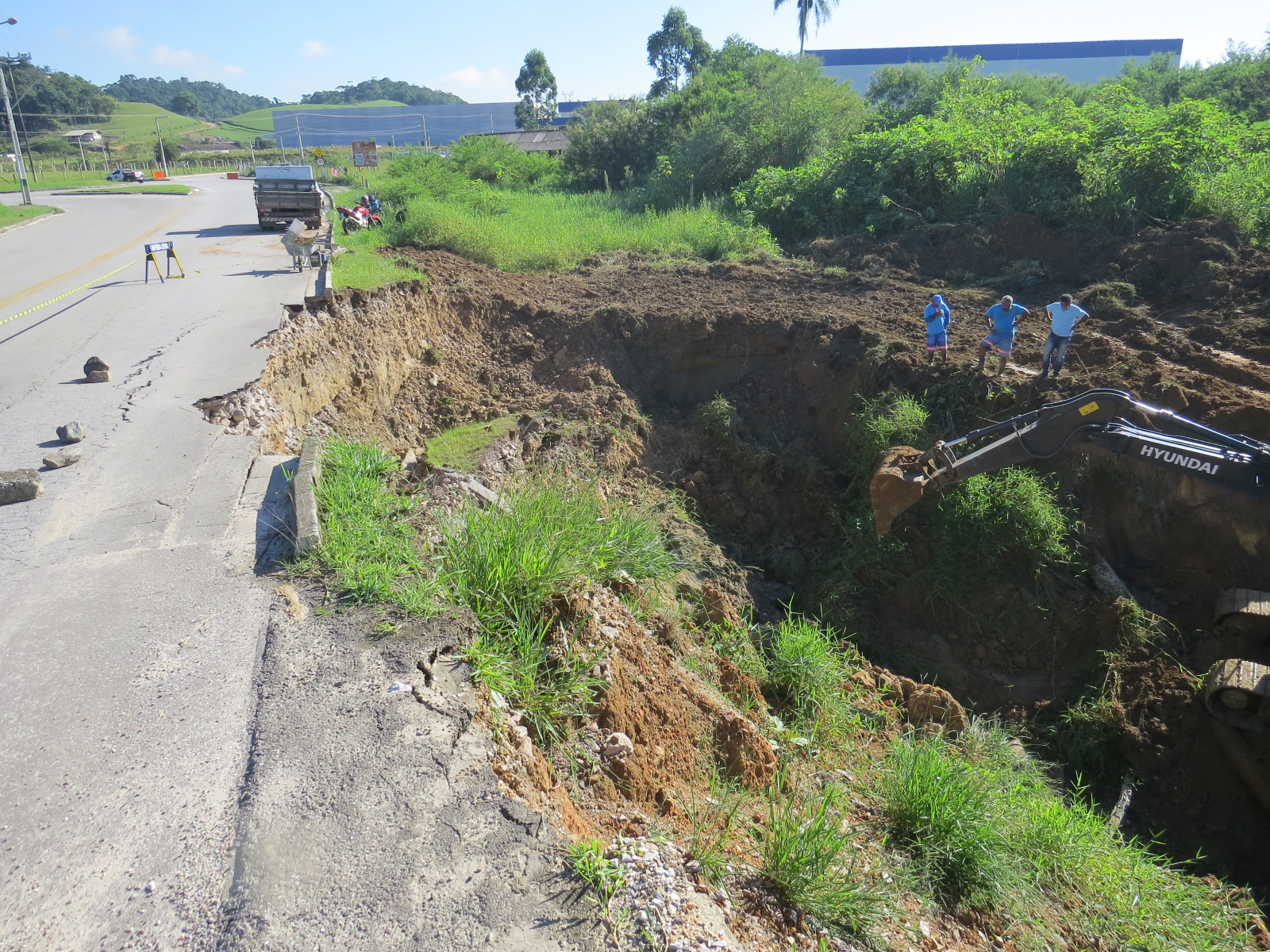Chuvas: após danos em sua cabeceira, ponte no Limoeiro começa a ser reparada