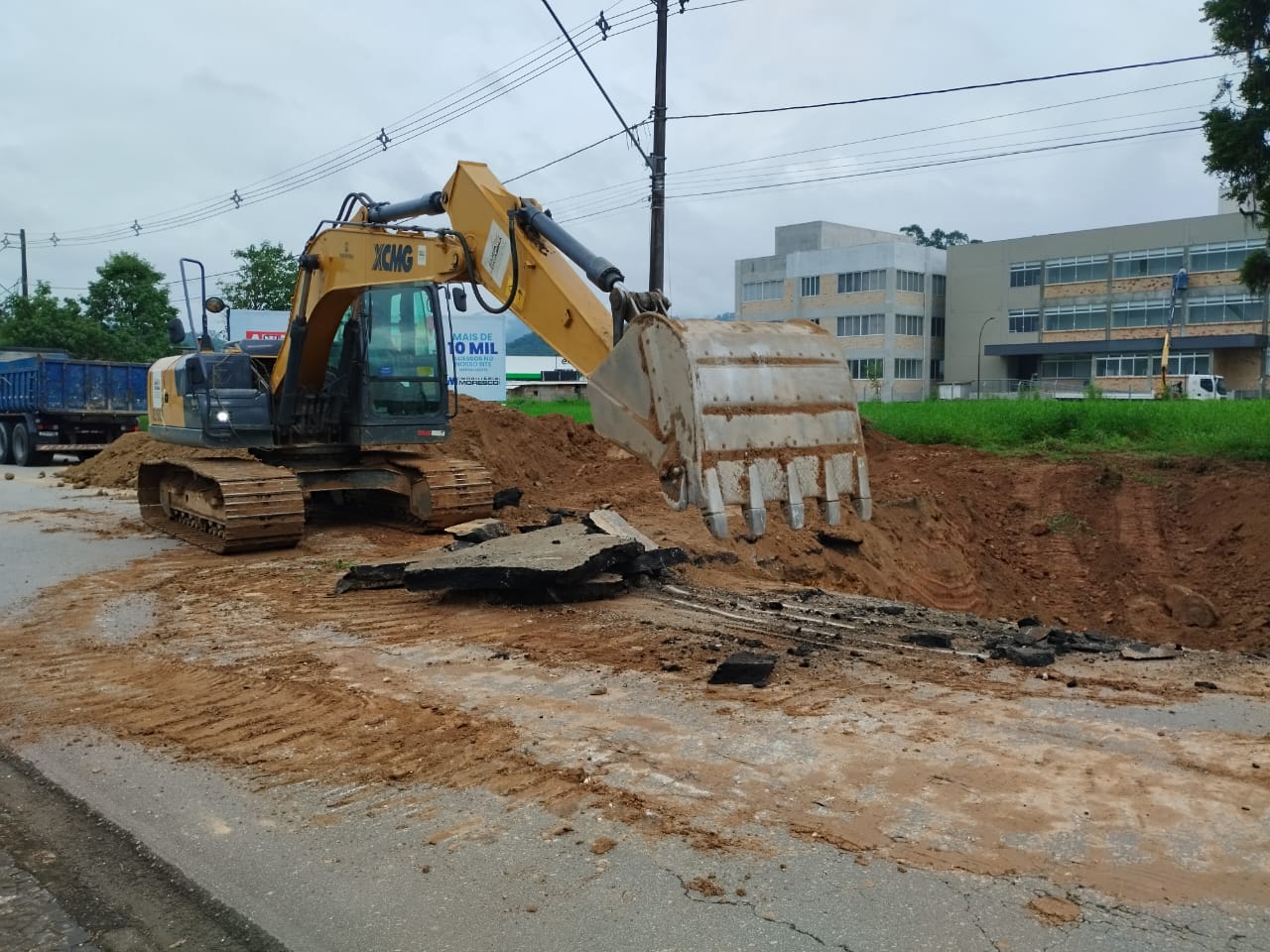 Tubulações se rompem e abrem grandes buracos em Brusque