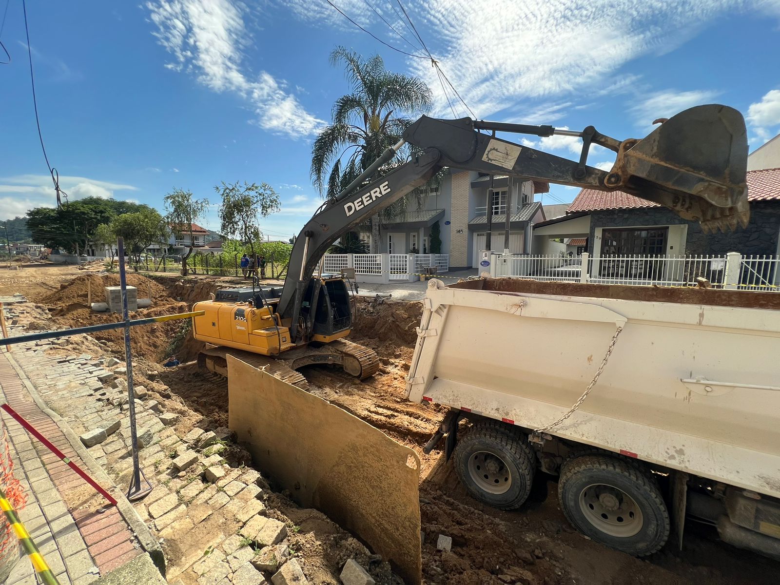 Equipes avançam com as obras na rua Pomerode, na bacia Victor Meirelles