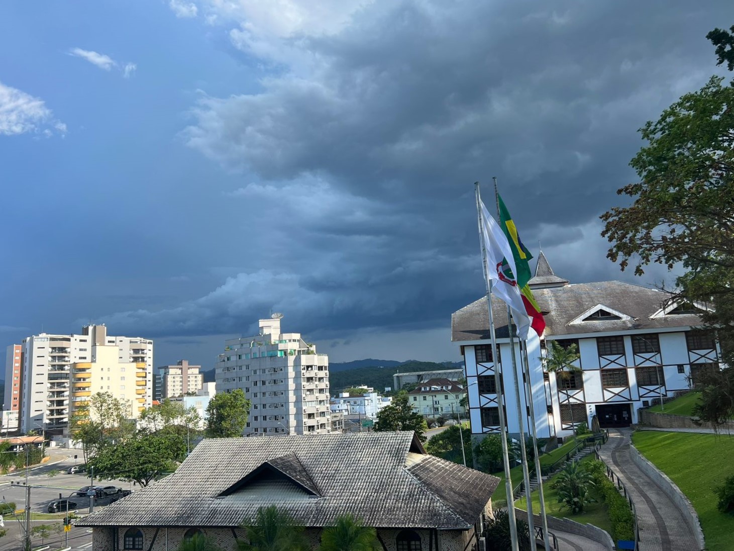 Chuva intensa nesta segunda e terça-feira (4 e 5) em Brusque