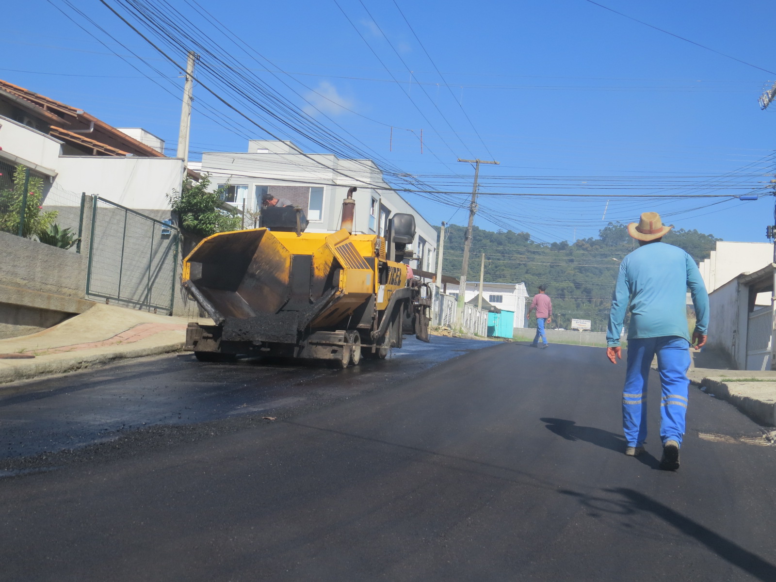 Após longa espera, via no Rio Branco está próxima de ser inteiramente asfaltada