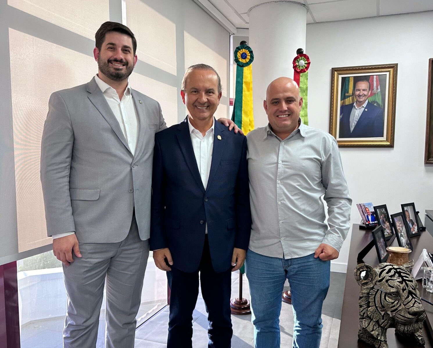 Junto a governador Jorginho Mello, prefeito André Vechi e vice Deco destravam recursos para Brusque
