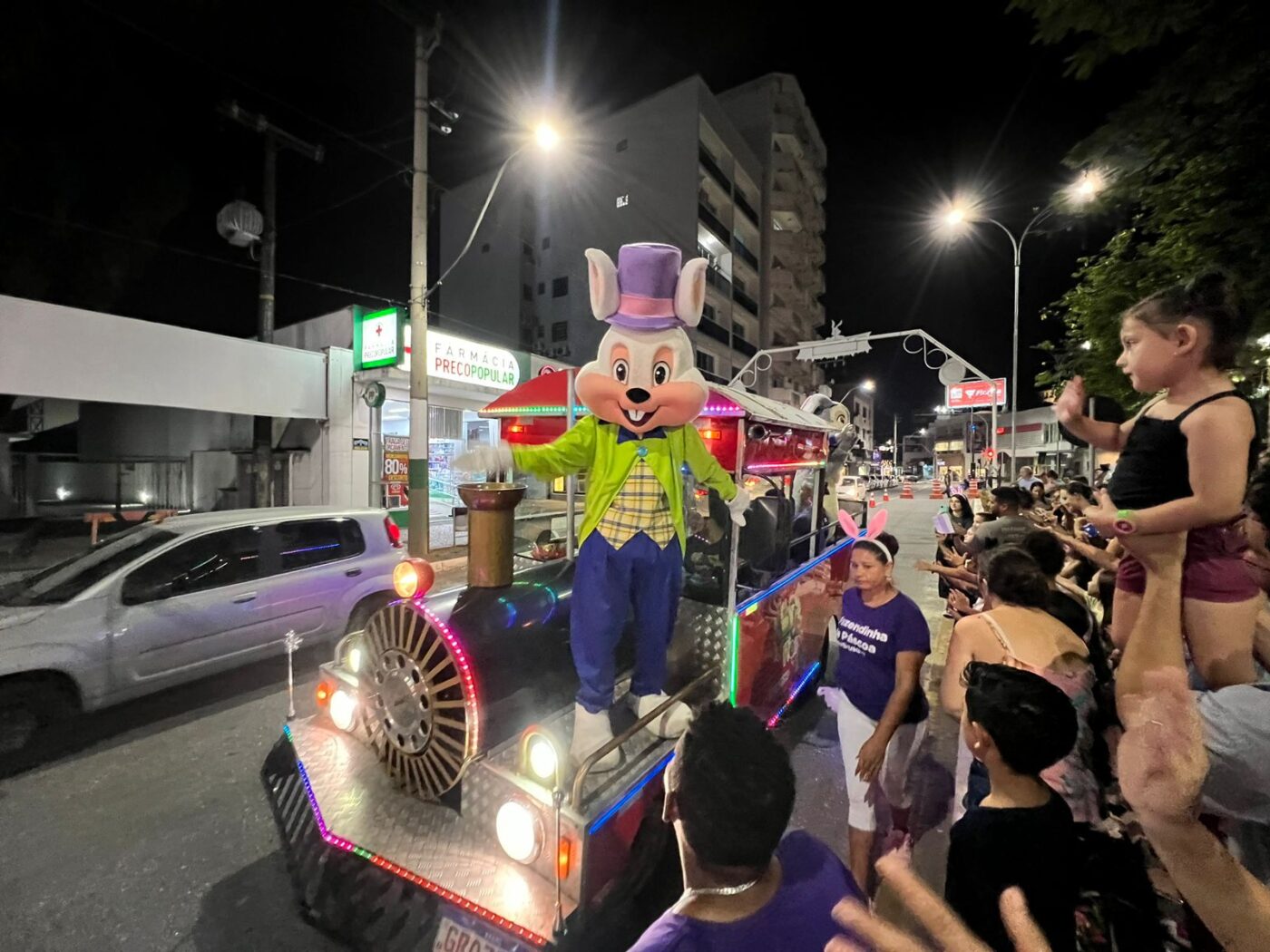 Turma do Coelho garantiu a animação na abertura da OsterBrusque Fazendinha de Páscoa