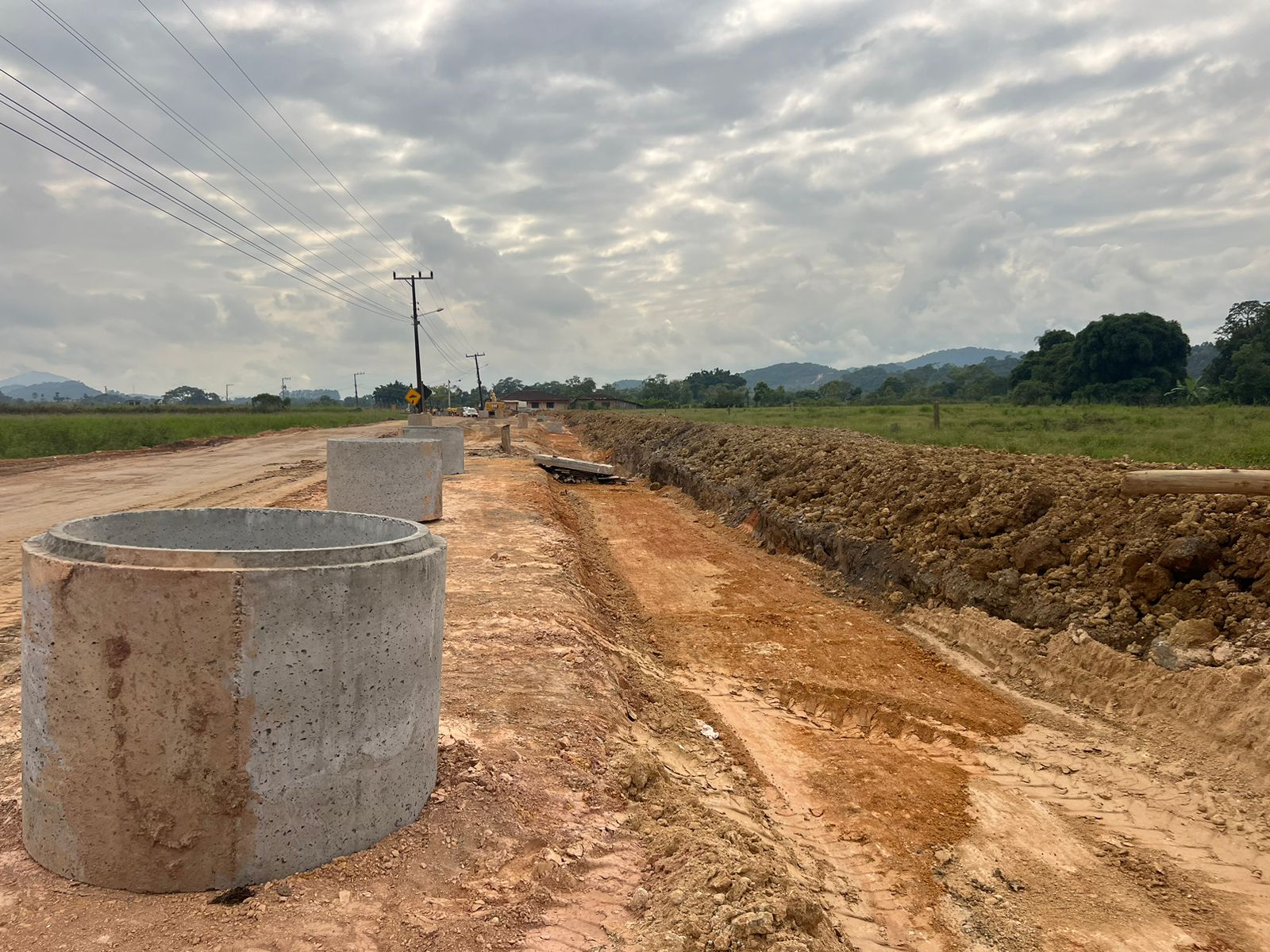 Mais de 1 km da rua Abraão de Souza e Silva já recebeu drenagem