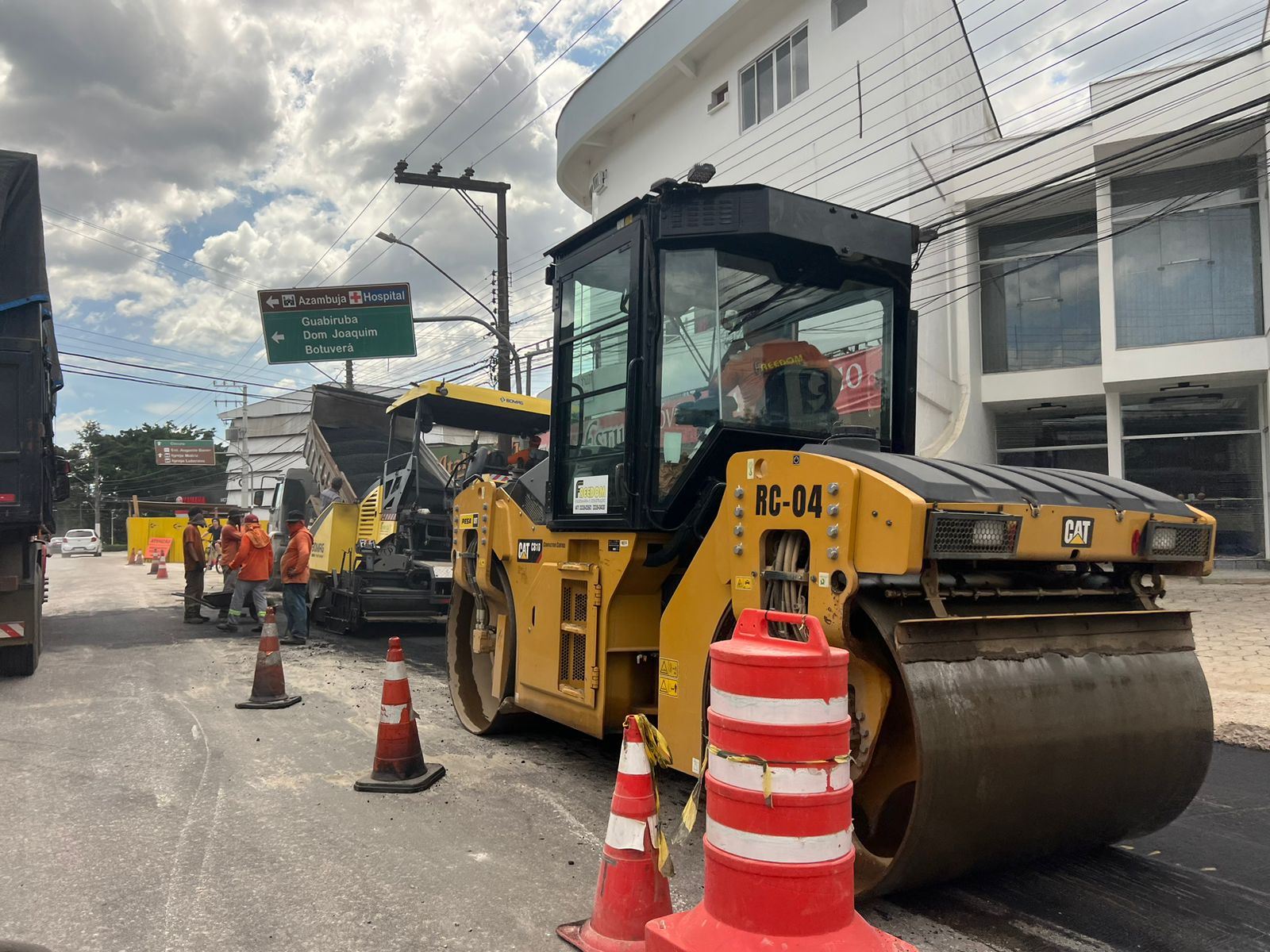 Obras de macrodrenagem na Avenida 1º de Maio continuam