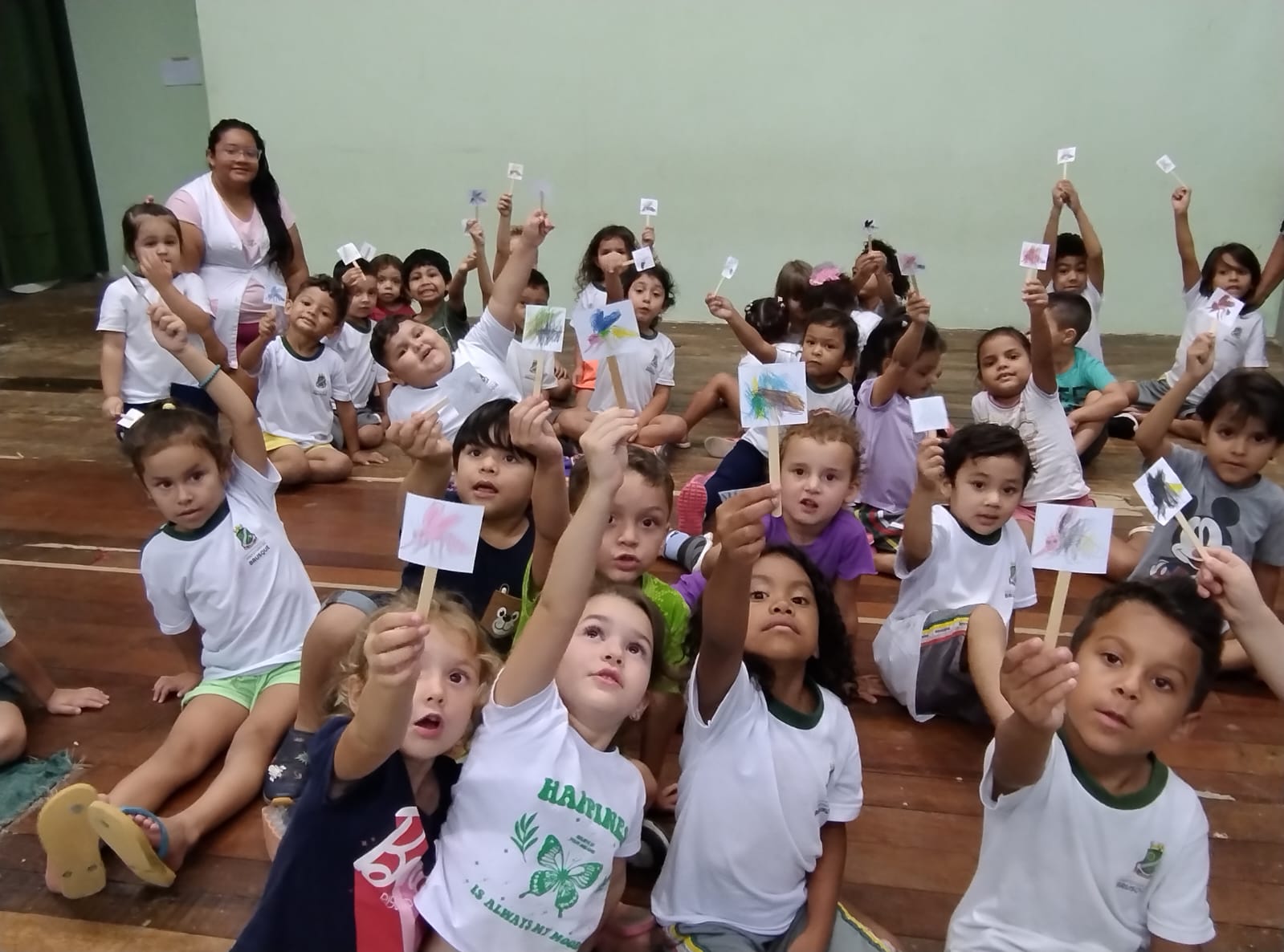 Professora do Centro de Educação Infantil Hilda Anna Accel lança livro infantil contra a dengue