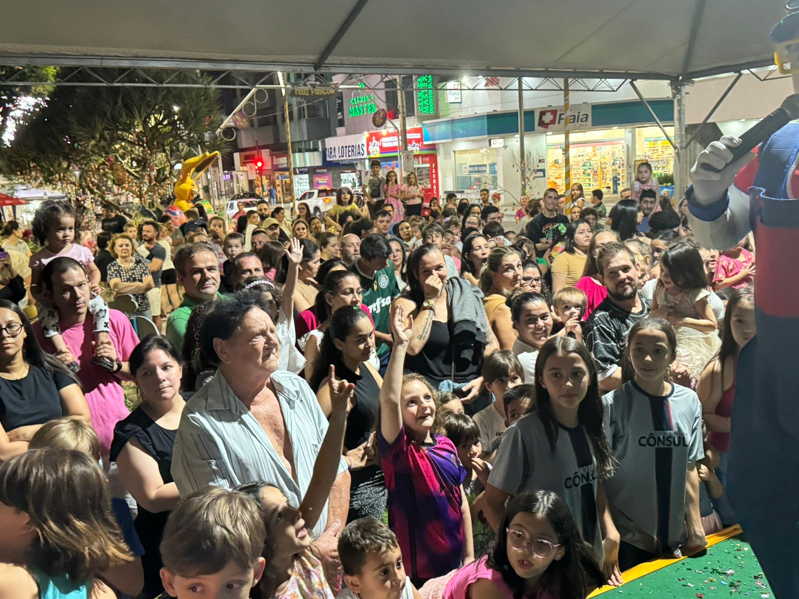 Turma do Coelho agitou a Praça Barão de Schneeburg na terça (26) a noite