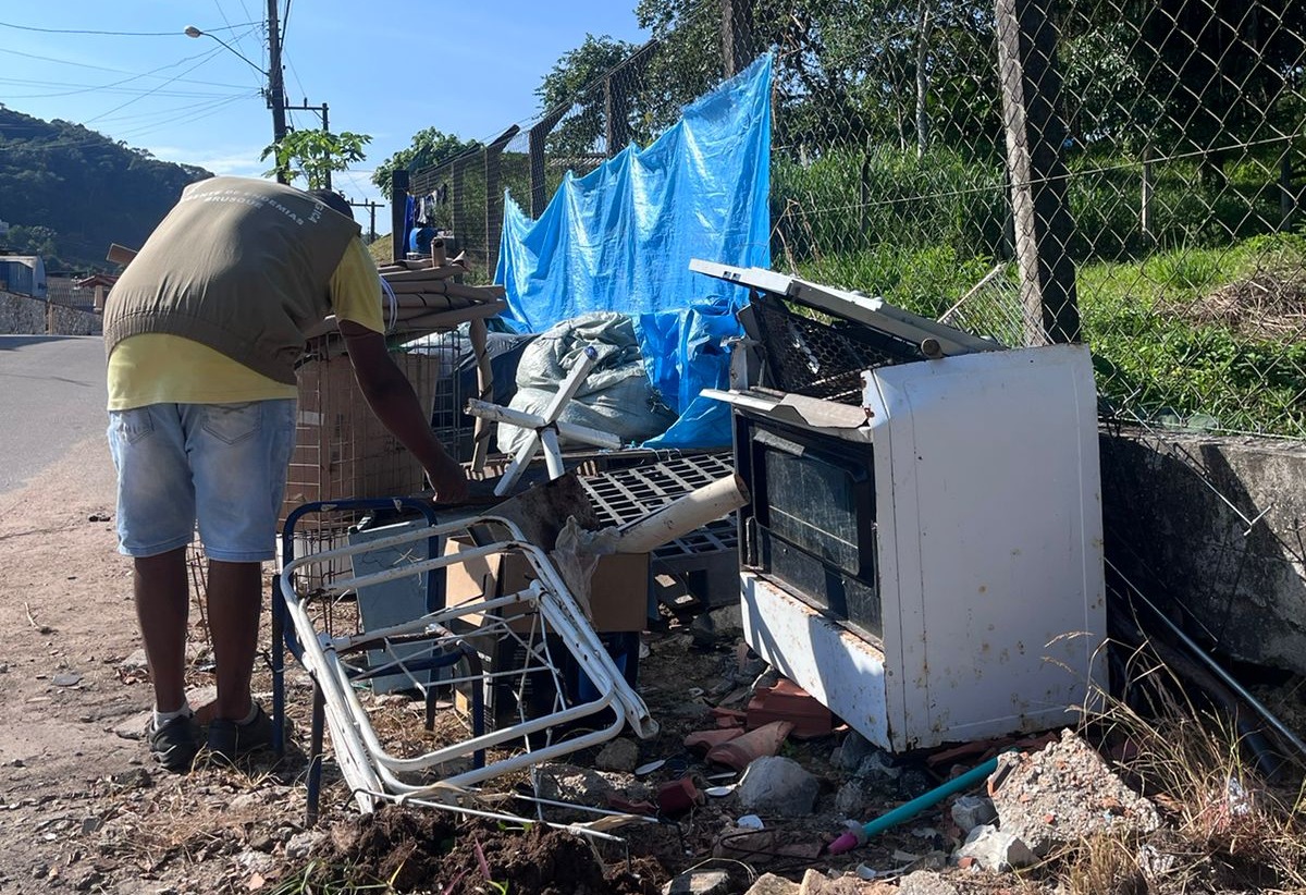 Quantidade de lixo recolhido em mutirão contra dengue encheria 25 carretas