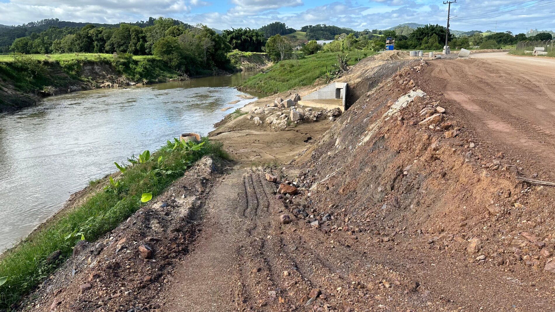 Extração de areia traz desafios à obra na Estrada da Fazenda