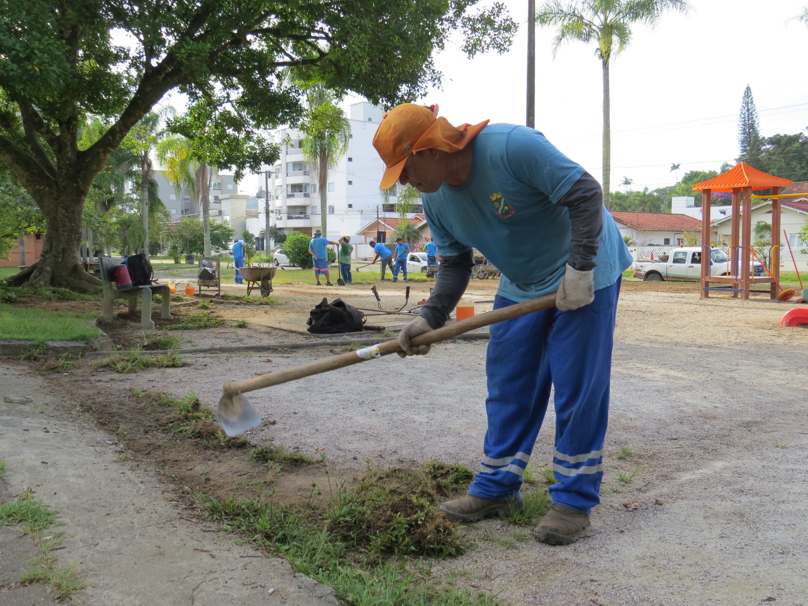 Trabalhos de limpeza no município são intensificados