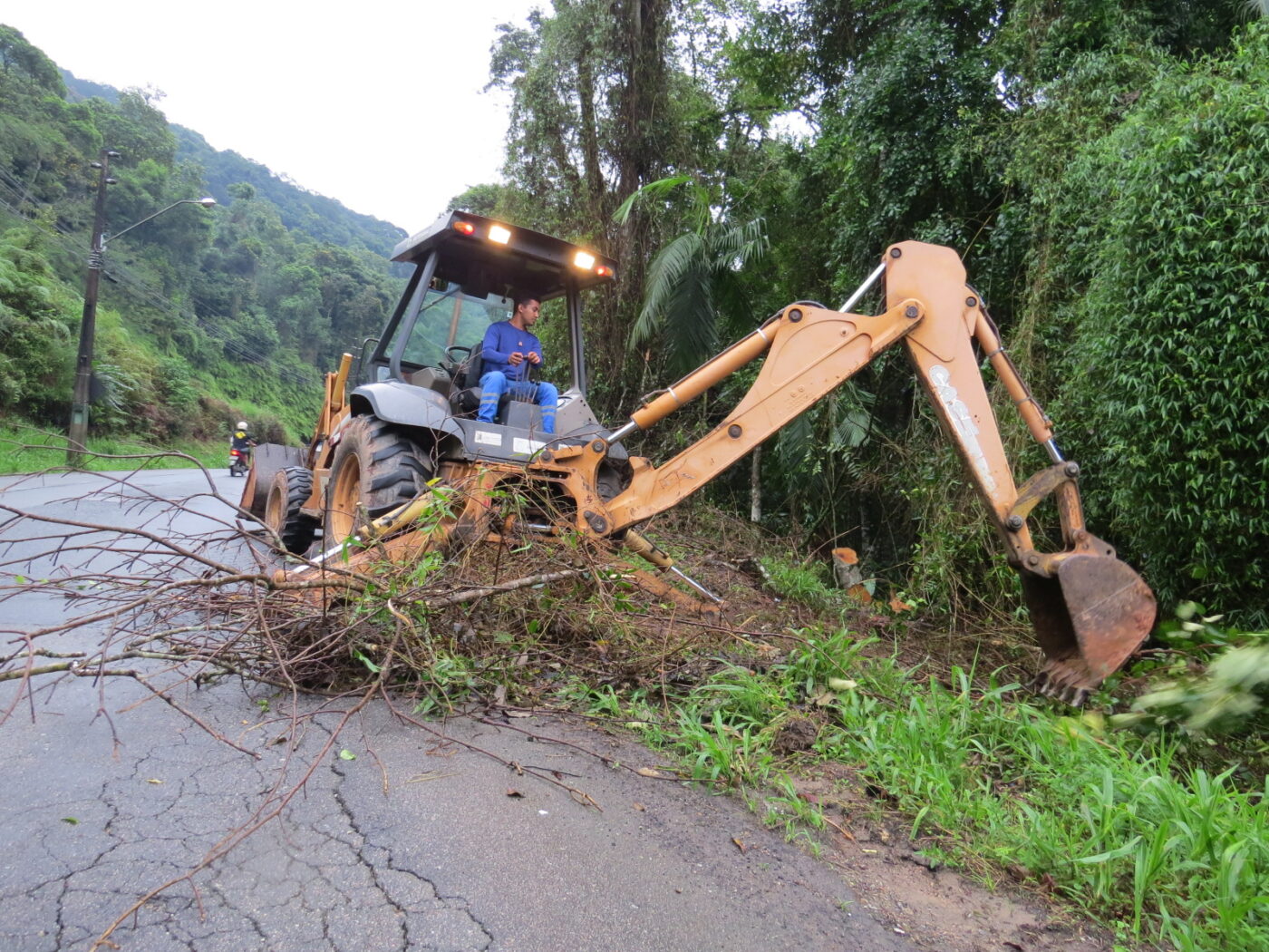 Trégua das chuvas coloca equipes de limpeza da Prefeitura nas ruas