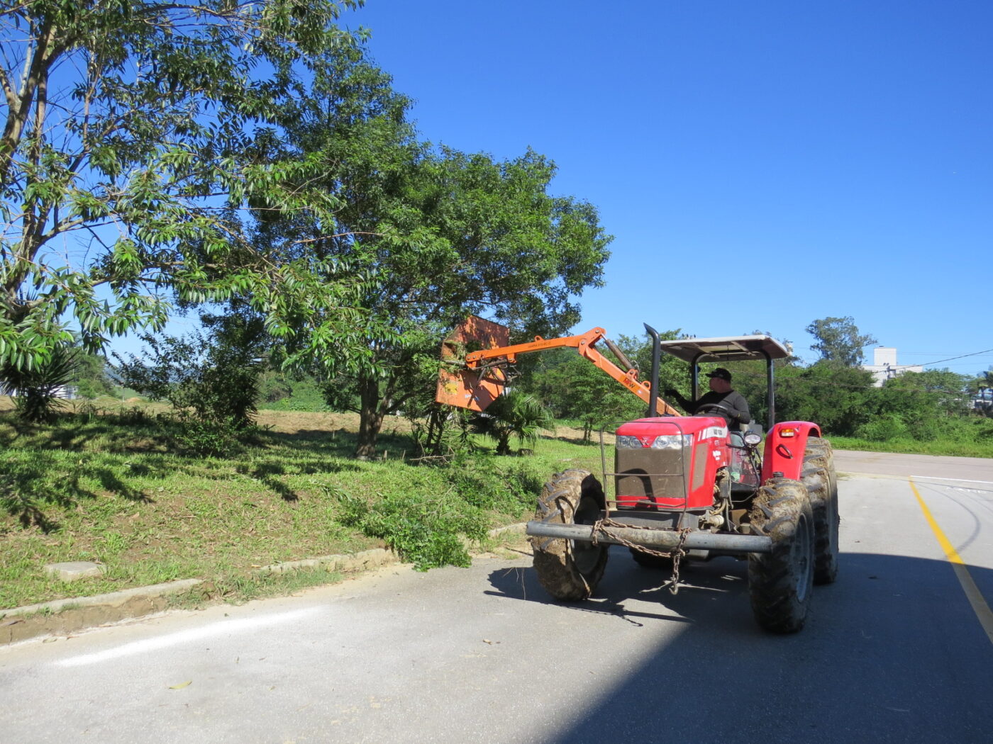 Novo equipamento traz mais agilidade aos trabalhos de roçada no município