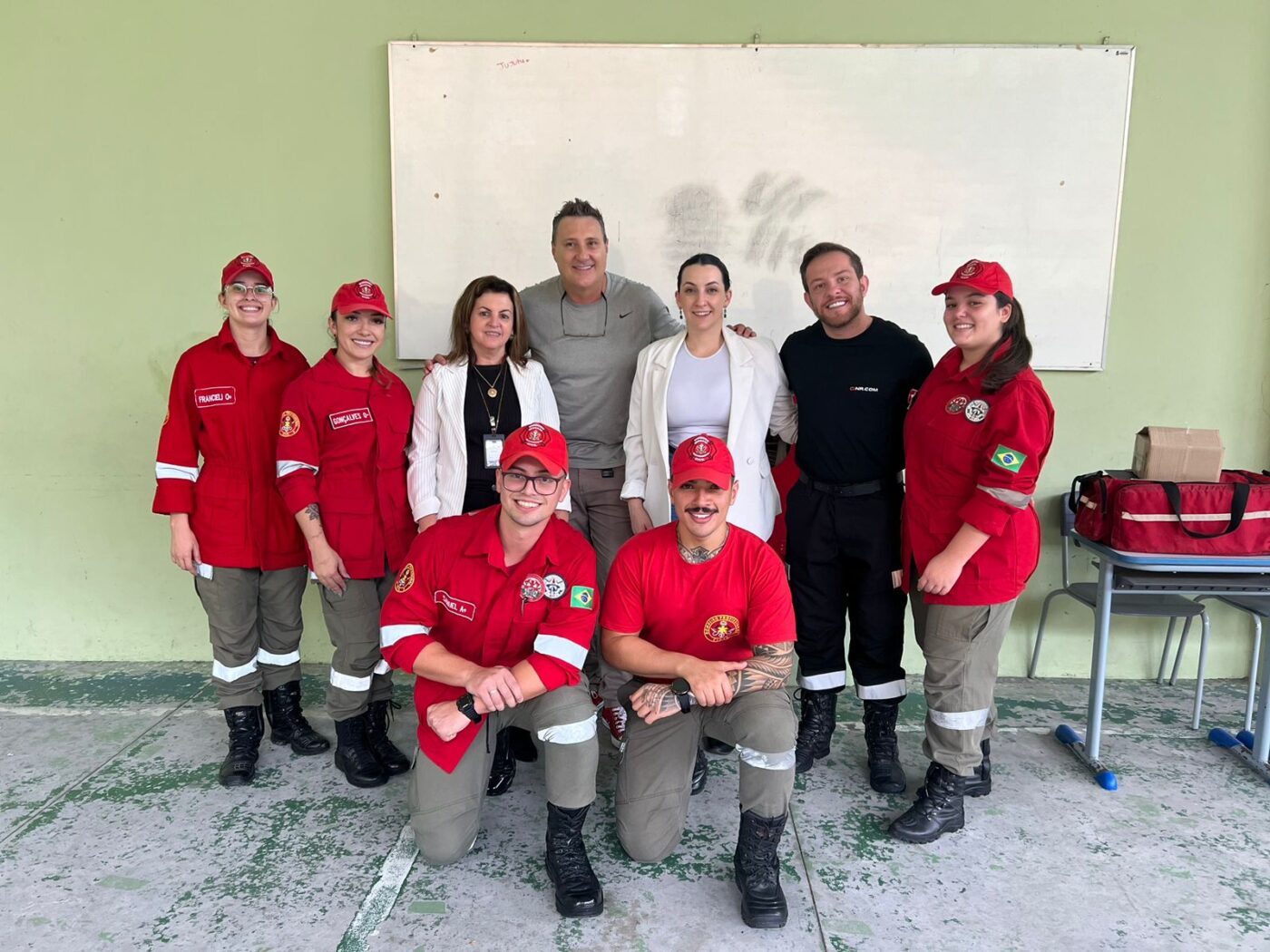 Bombeiros conduzem formação sobre situações de emergência na EEF Poço Fundo