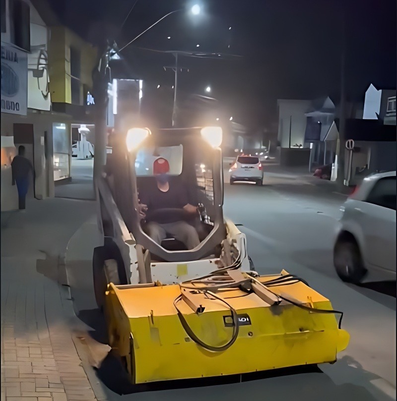 Equipe terceirizada do Obras trabalha nas ruas de Brusque durante período da noite