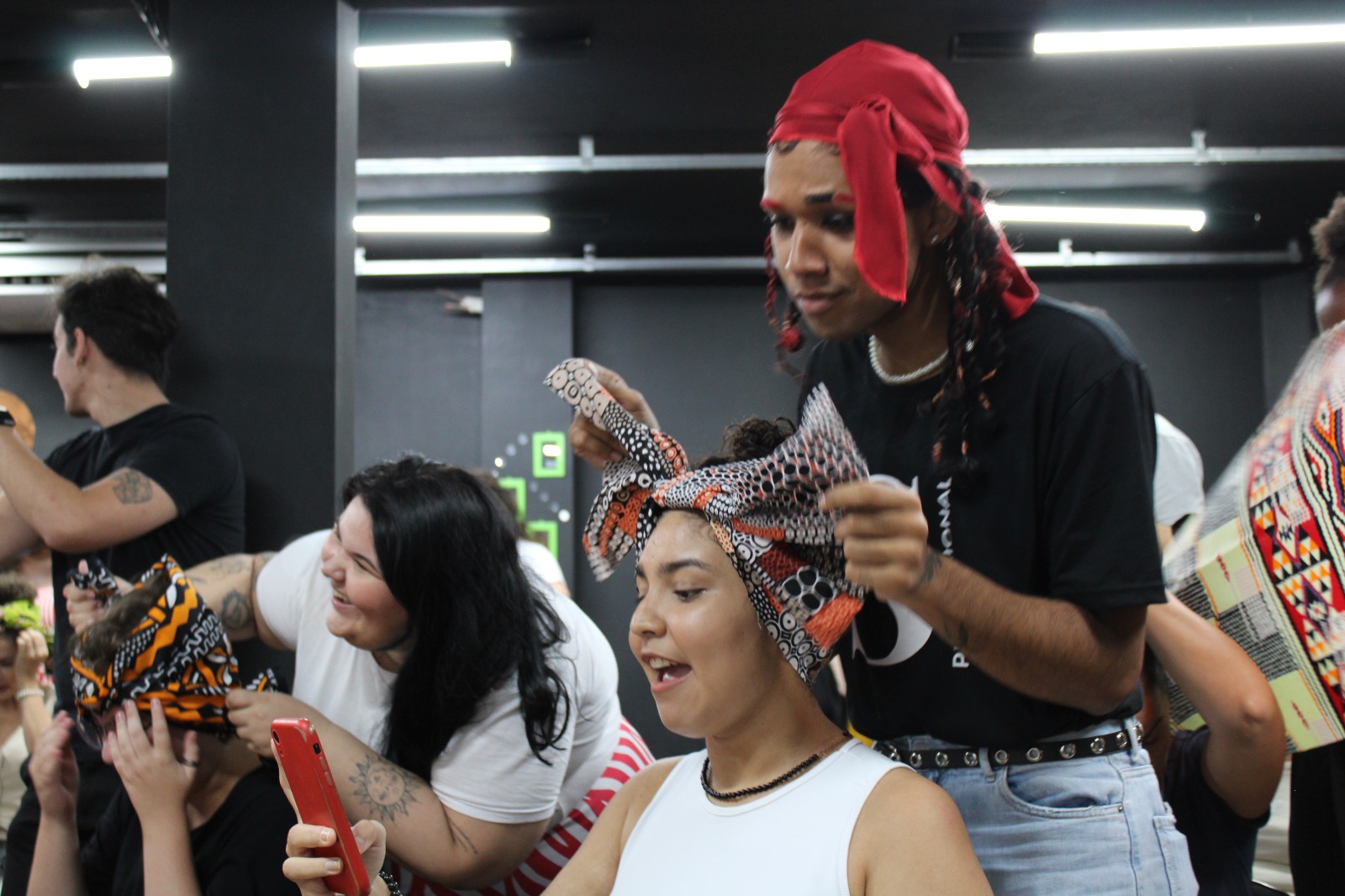 Cabelos que contam histórias: Fundação Cultural de Brusque recebeu oficina para cabelos crespos e cacheados