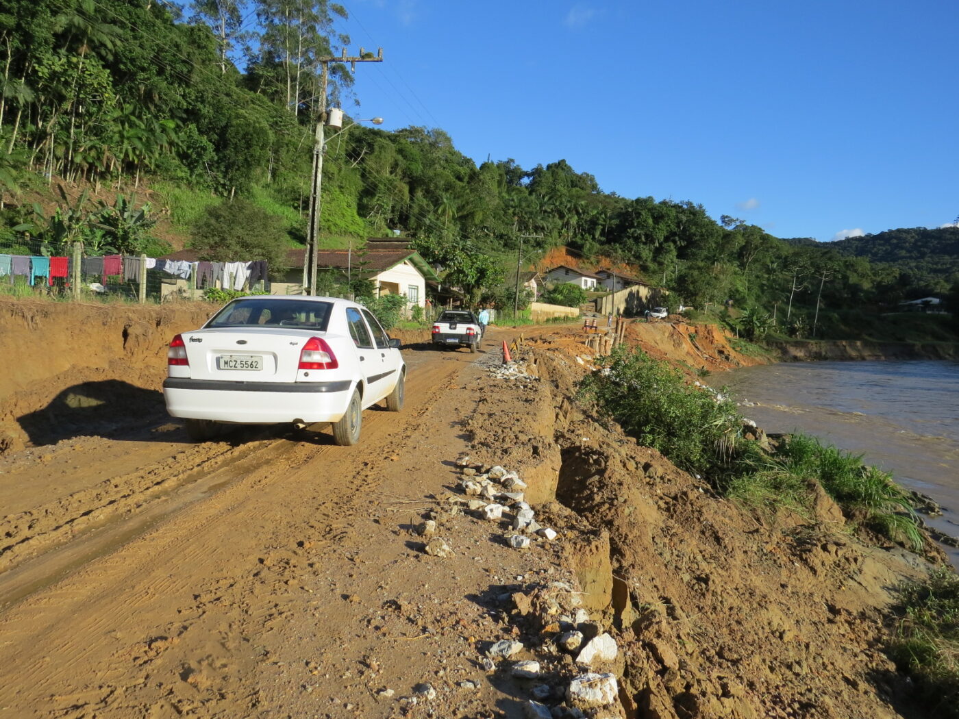 Rua do Cristalina afetada pela força das águas do rio já está liberada
