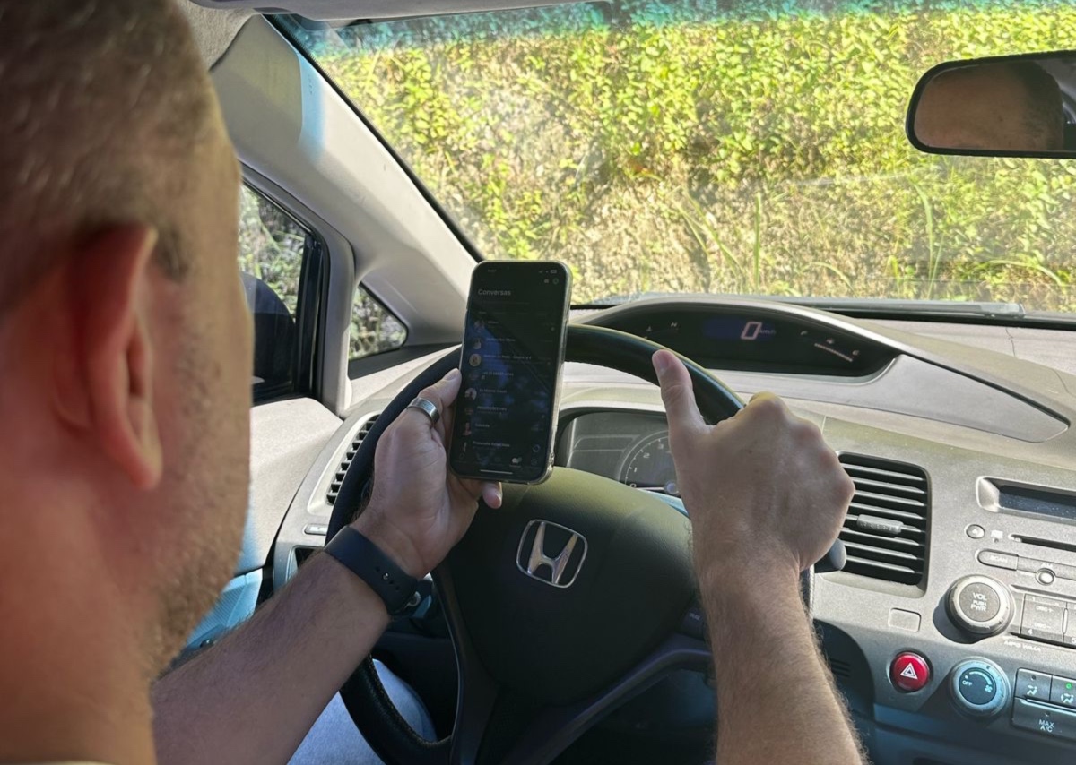 Dirigir veículo manuseando celular é a segunda infração mais contabilizada em Brusque