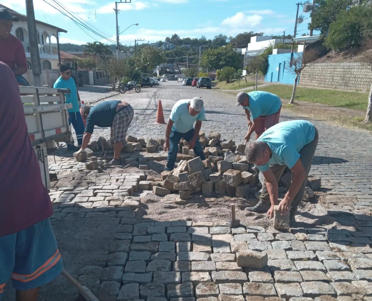 Vias de calçamento no Jardim Maluche passam por nivelamento