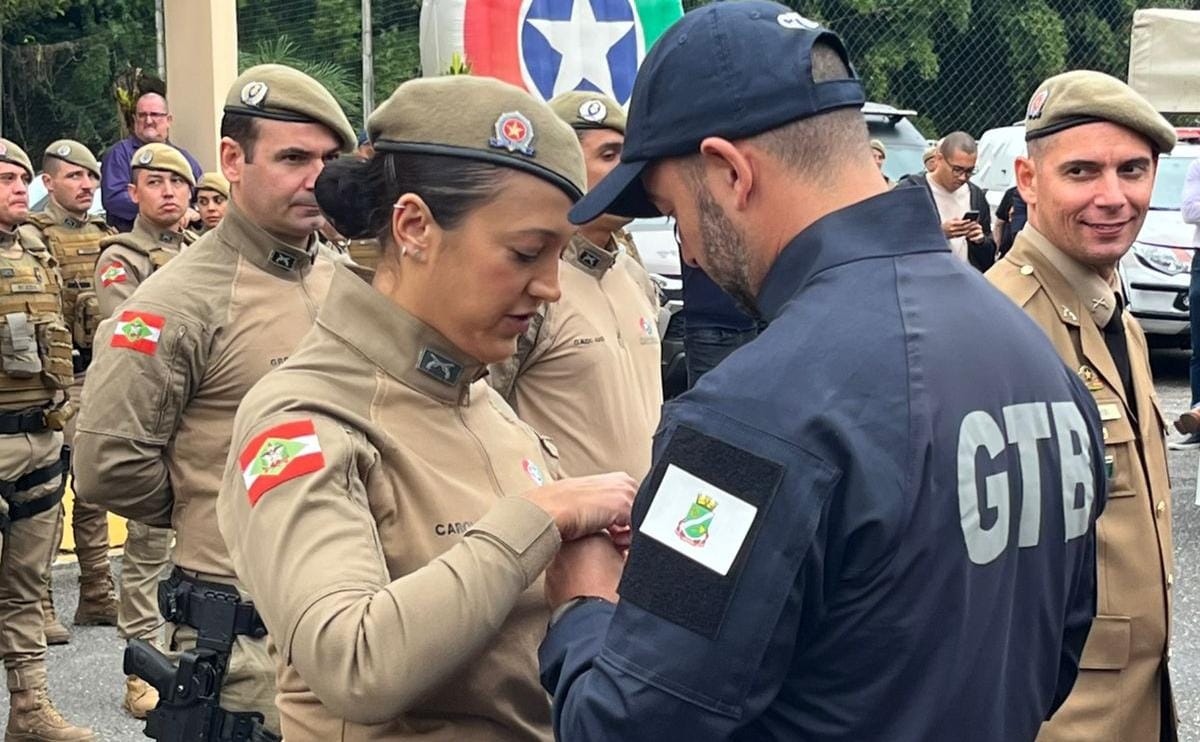Agente da GTB prestigia esposa sargento da PM em cerimônia de condecoração