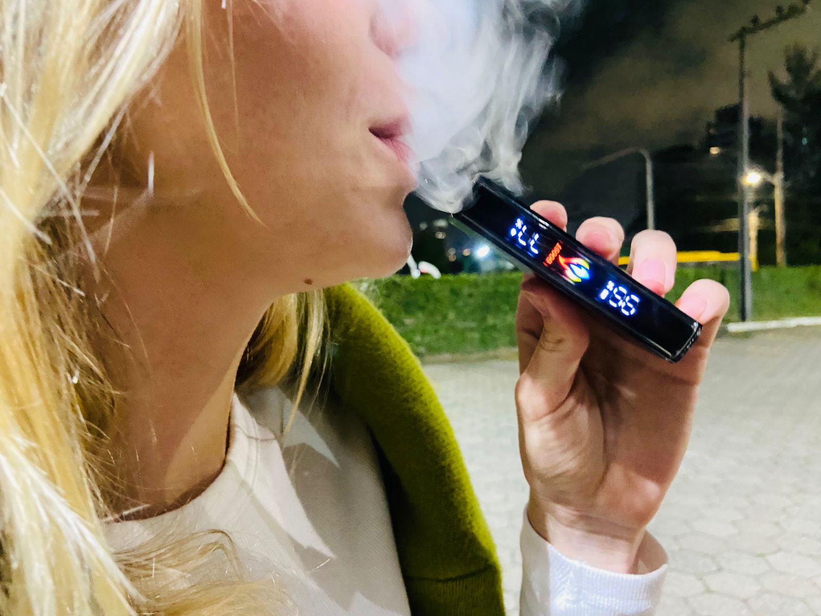 Aroma doce, perigo invisível: o cigarro eletrônico entre os jovens