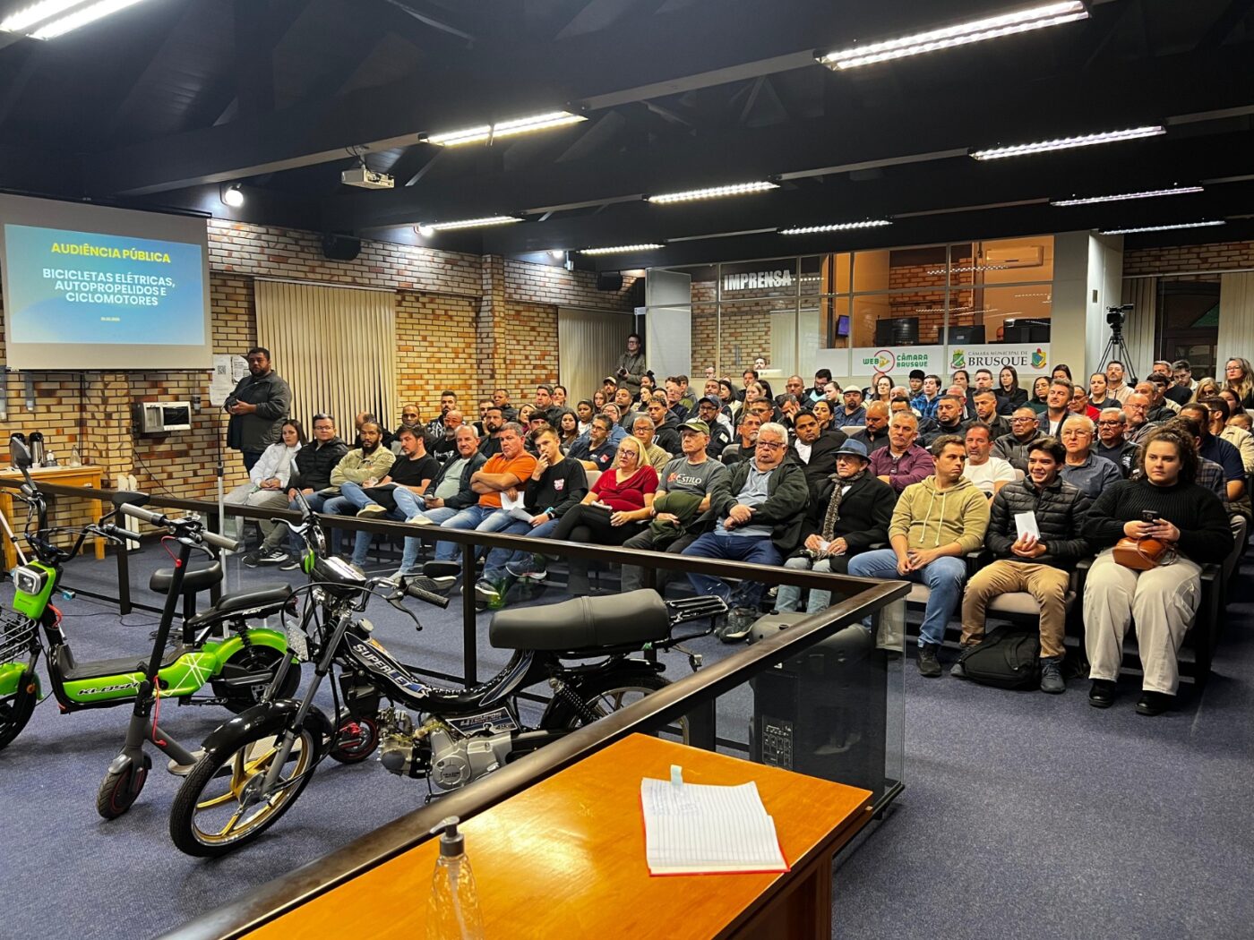 Audiência pública em Brusque discute regulamentação de patinetes e bicicletas elétricas
